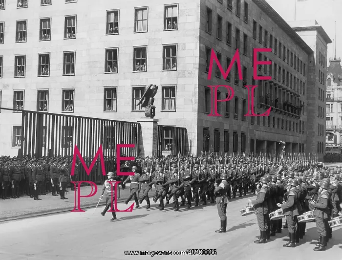 : Parade of the guard of honor in front of the Reich Air Minis : Parade of the guard of honor in front of the Reich Air Minis