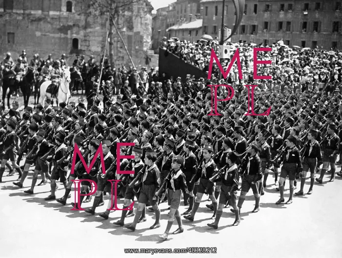 : Parade of the Opera Nazionale Balilla in front of Mussolini : Parade of the Opera Nazionale Balilla in front of Mussolini