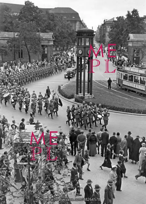 : Parade on Potsdamer Platz in Berlin, 1925 : Parade on Potsdamer Platz in Berlin, 1925