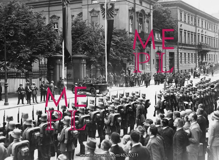 : Parade for the reception of the Egyptian king in Berlin : Parade for the reception of the Egyptian king in Berlin