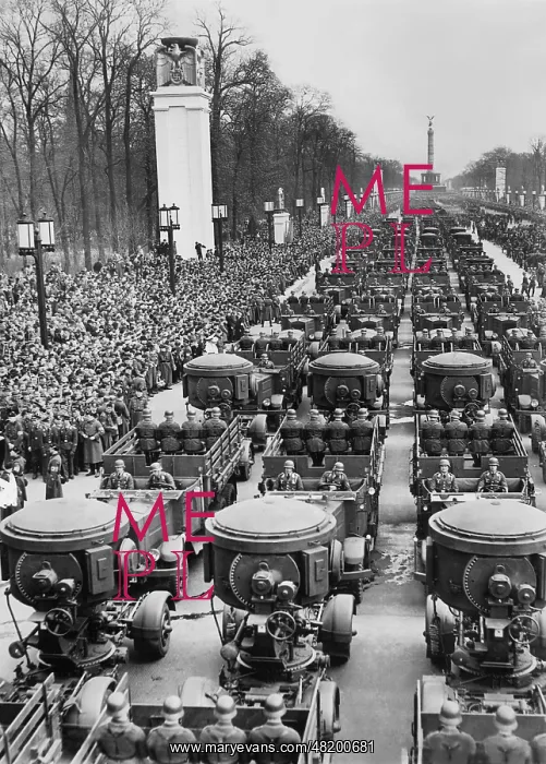 : Parade of a searchlight battery in Berlin, 1939 : Parade of a searchlight battery in Berlin, 1939
