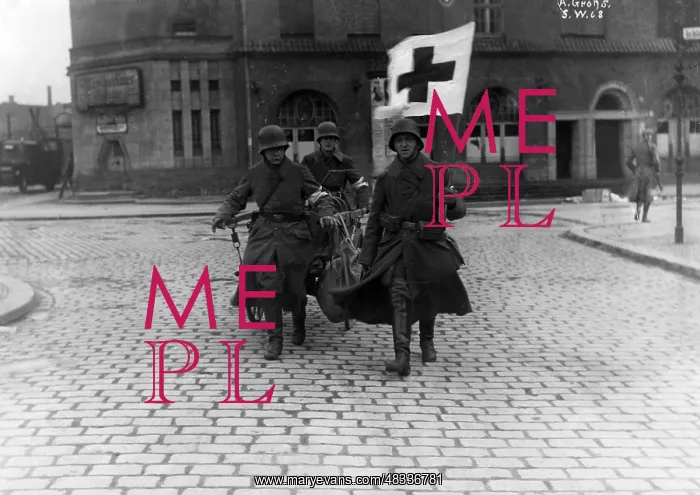 : Paramedics during the January uprising, 1919 : Paramedics during the January uprising, 1919