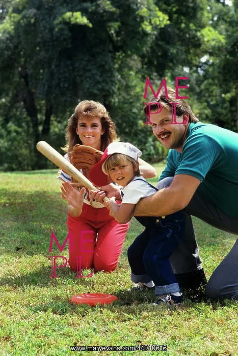 : Parents and child playing baseball : Parents and child playing baseball
