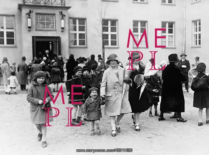 : Parents and students on the first day of school, 1929 : Parents and students on the first day of school, 1929