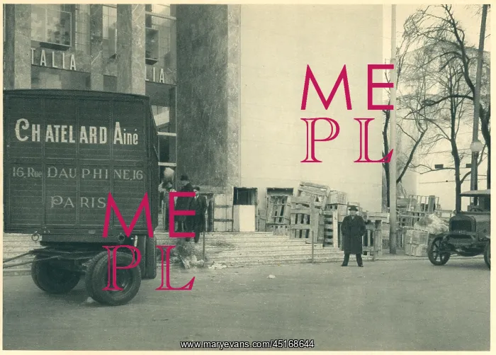 : Paris Expo 1937, Unloading Boxes : Paris Expo 1937, Unloading Boxes