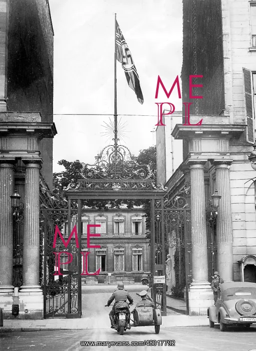 : Paris under German occupation in 1940 : Paris under German occupation in 1940