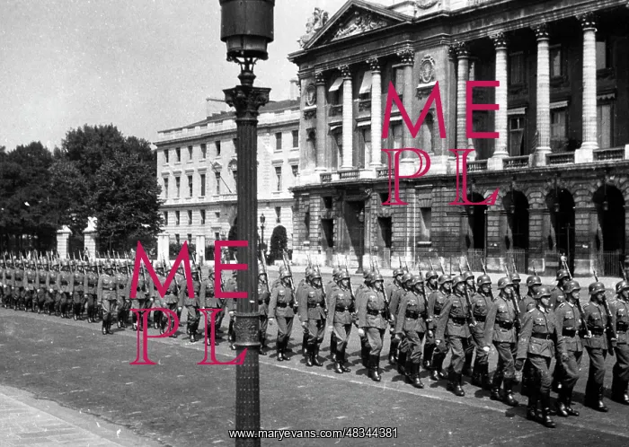 : Paris under German occupation, 1940 : Paris under German occupation, 1940