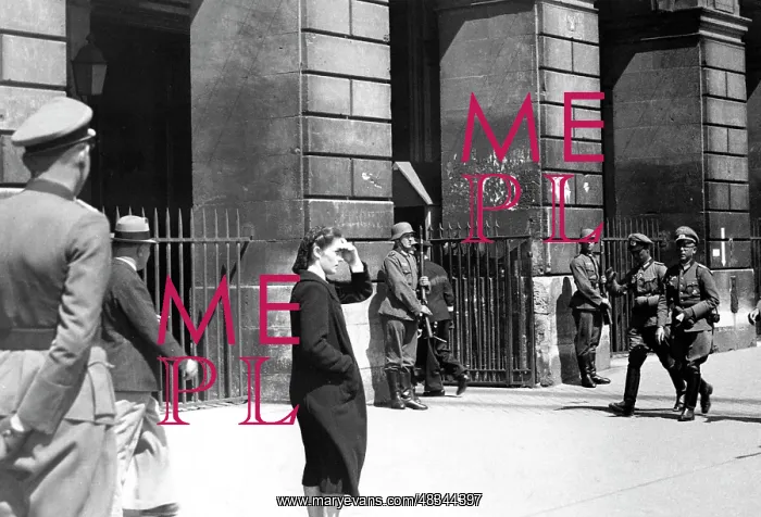 : Paris under German occupation, 1940 : Paris under German occupation, 1940