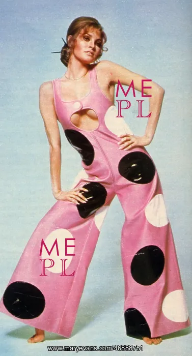 : Paris Match - Raquel Welch in courreges : Paris Match - Raquel Welch in courreges