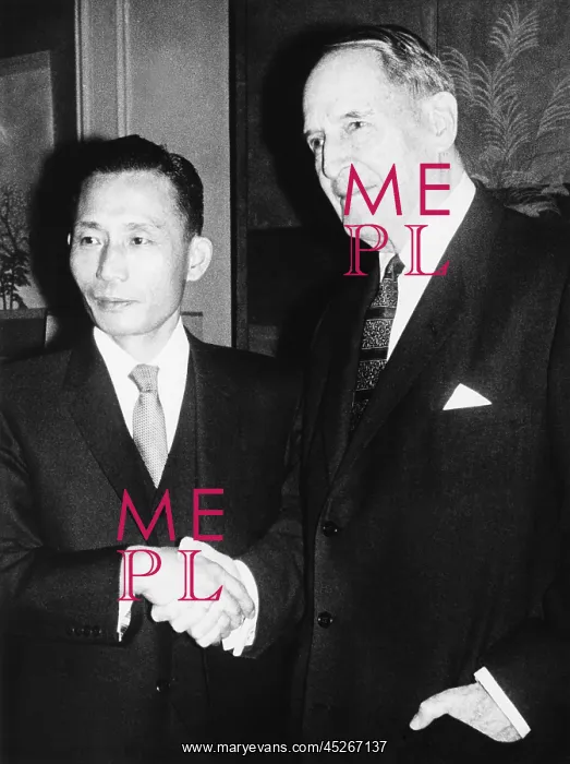 : Park Chung-hee and retired General Douglas MacArthur : Park Chung-hee and retired General Douglas MacArthur