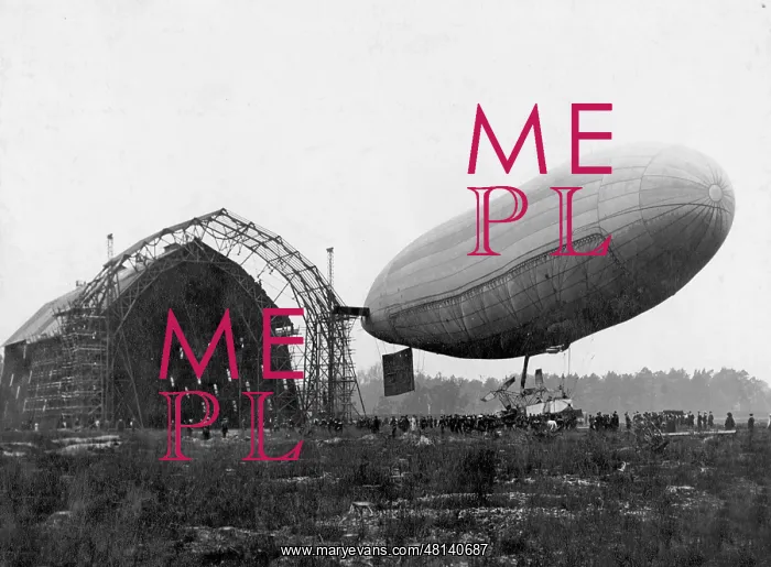 : The Parseval in front its new hangar in Johannisthal, 1910 : The Parseval in front its new hangar in Johannisthal, 1910