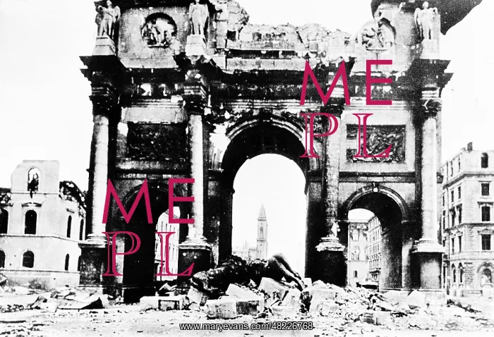 : The partially destroyed Siegestor in Munich, 1945 : The partially destroyed Siegestor in Munich, 1945