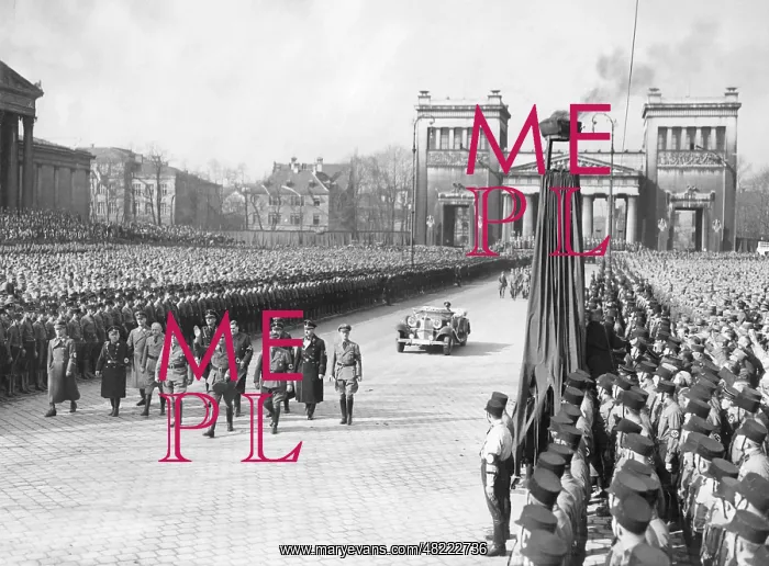 : Party deployment on Koenigsplatz (King`s Square) in Muni : Party deployment on Koenigsplatz (King`s Square) in Muni