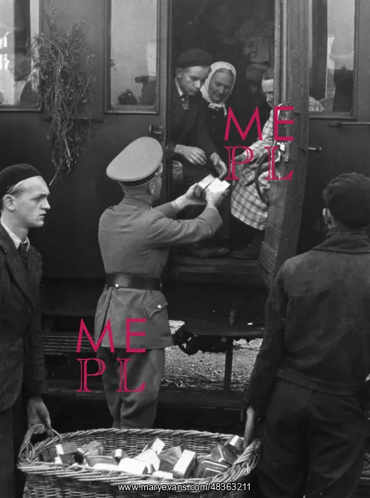: Party functionary distributing food, 1940 : Party functionary distributing food, 1940