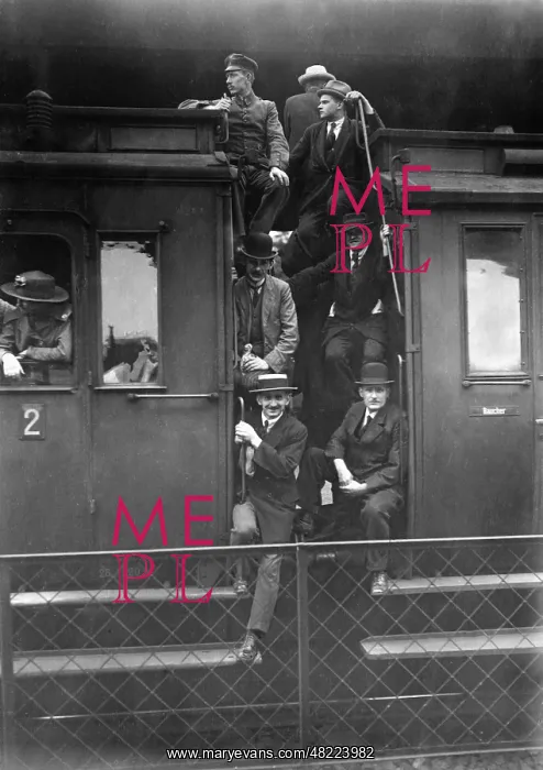 : Passengers in Berlin, 1919 : Passengers in Berlin, 1919