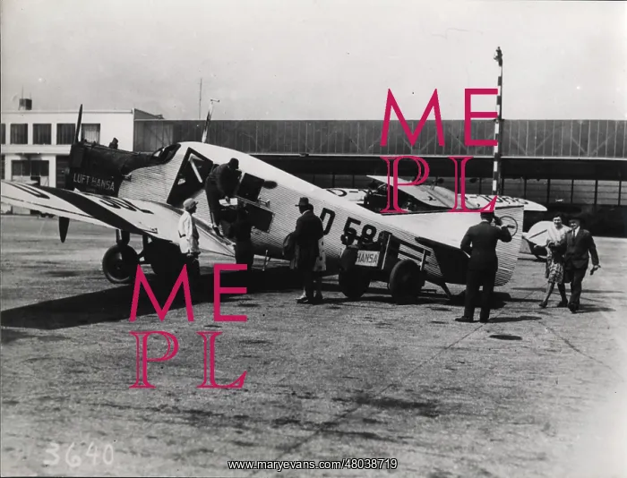 : Passengers board a Junkers F13 D-582 : Passengers board a Junkers F13 D-582
