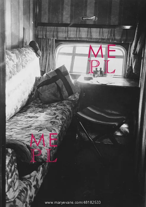 : Passenger's cabin of the airship Graf Zeppelin, 1929 : Passenger's cabin of the airship Graf Zeppelin, 1929