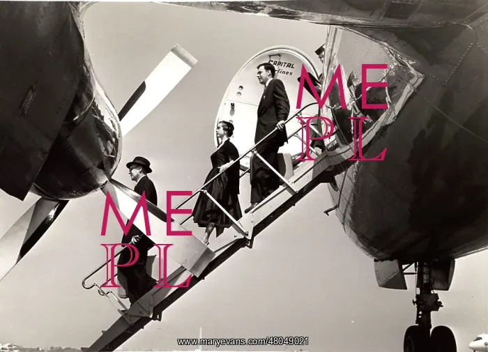 : Passengers departing a Vickers Viscount 744 : Passengers departing a Vickers Viscount 744