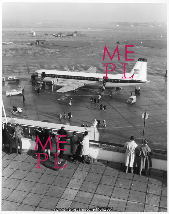 : Passengers disembarking from BEA Vickers Vanguard : Passengers disembarking from BEA Vickers Vanguard