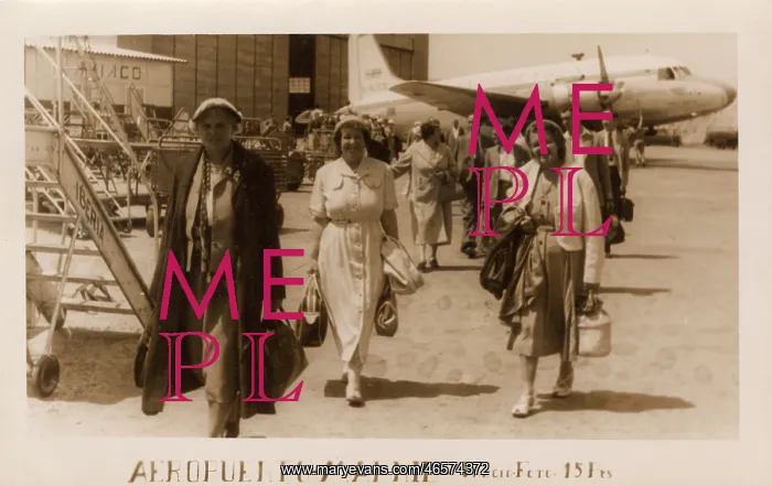 : Passengers disembarking at Madrid Airport : Passengers disembarking at Madrid Airport
