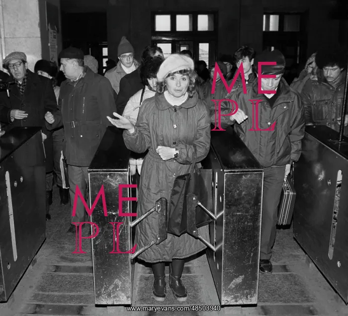 : Passengers of Moscow Metro, 1991 : Passengers of Moscow Metro, 1991