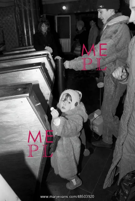 : Passengers of Moscow Metro, 1992 : Passengers of Moscow Metro, 1992