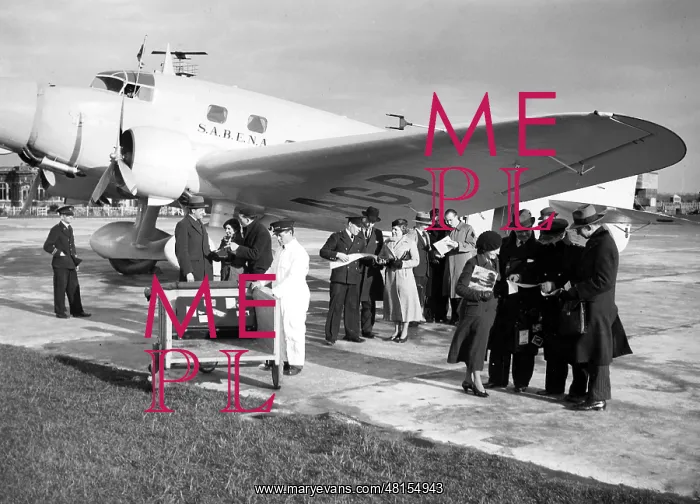: Passengers in front of a Savoia-Marchetti S.73 belonging to : Passengers in front of a Savoia-Marchetti S.73 belonging to