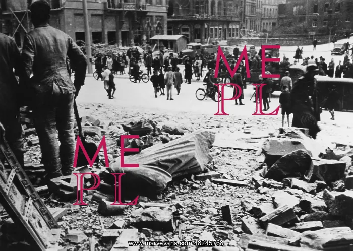 : Passers-by in front of the damaged Cologne Cathedral, 19 : Passers-by in front of the damaged Cologne Cathedral, 19