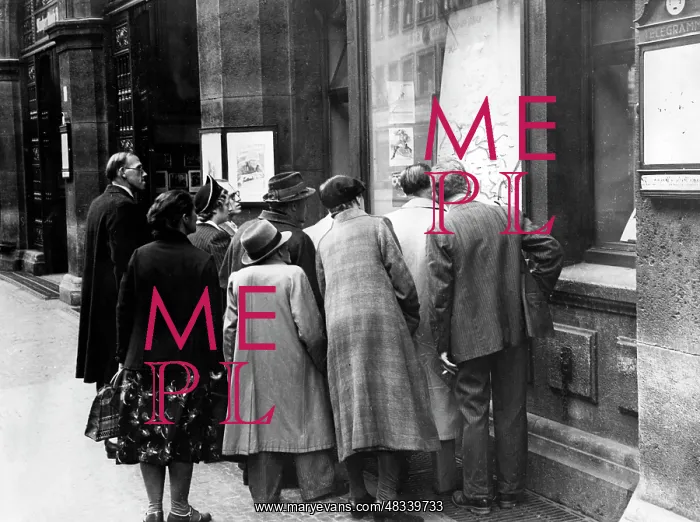  : Passers-by are informed about the front, 1940 / 41