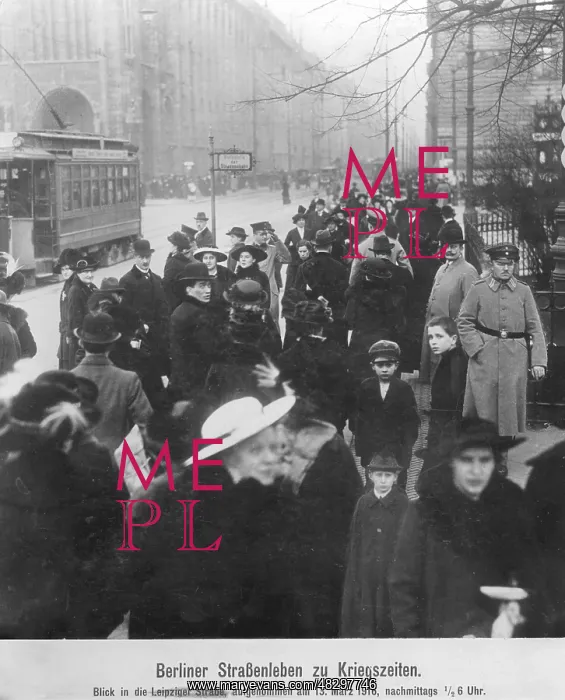 : Passers-by at Leipziger Platz in Berlin, 1916 : Passers-by at Leipziger Platz in Berlin, 1916