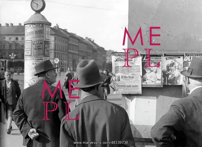 : Passers-by observe newspaper displays at Odeonsplatz : Passers-by observe newspaper displays at Odeonsplatz