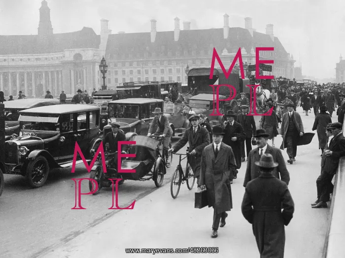 : Passers-by on Westminster Bridge, 1920s : Passers-by on Westminster Bridge, 1920s