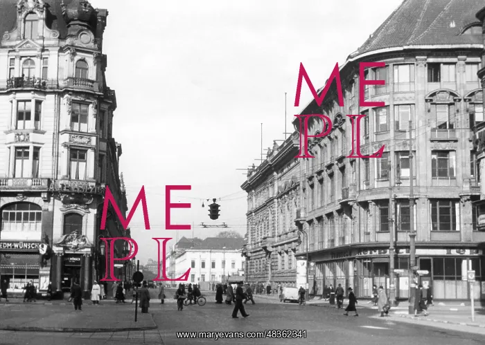 : Passers-by in Wilhelmstrasse in Berlin, 1943 : Passers-by in Wilhelmstrasse in Berlin, 1943