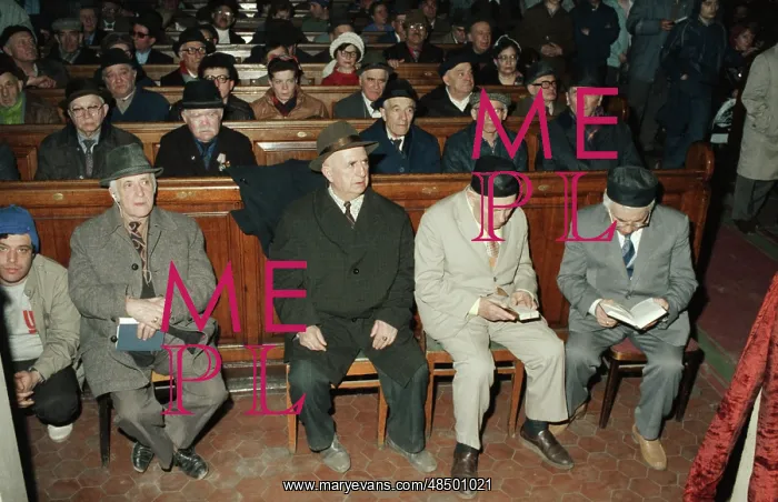  : Passover service in synagogue