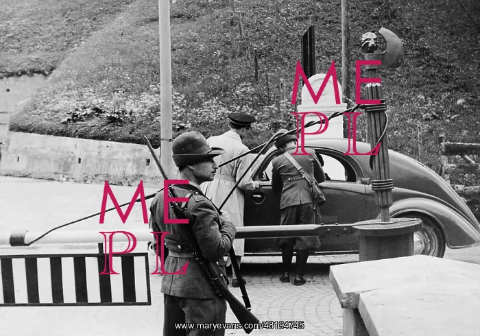 : Passport control at Brenner, 1938 : Passport control at Brenner, 1938