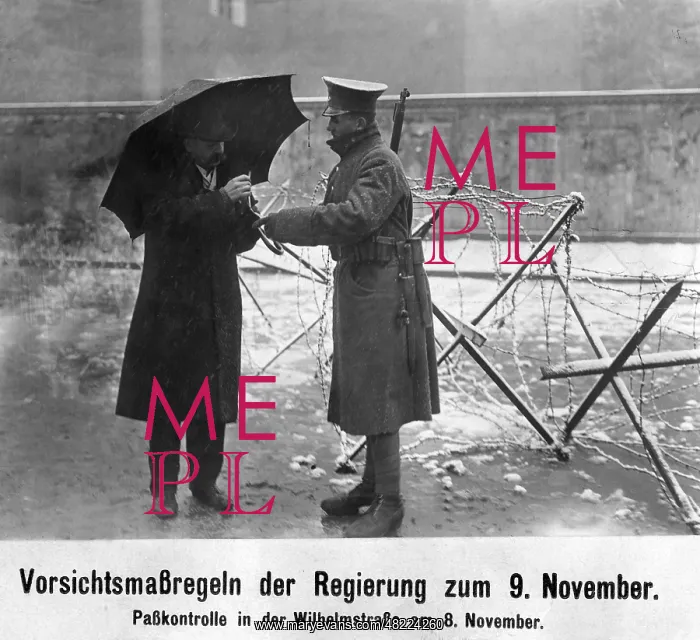 : Passport control performed by a Reichswehr soldier, 1919 : Passport control performed by a Reichswehr soldier, 1919