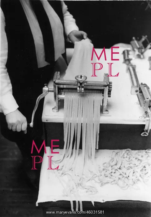 : Pasta machine : Pasta machine