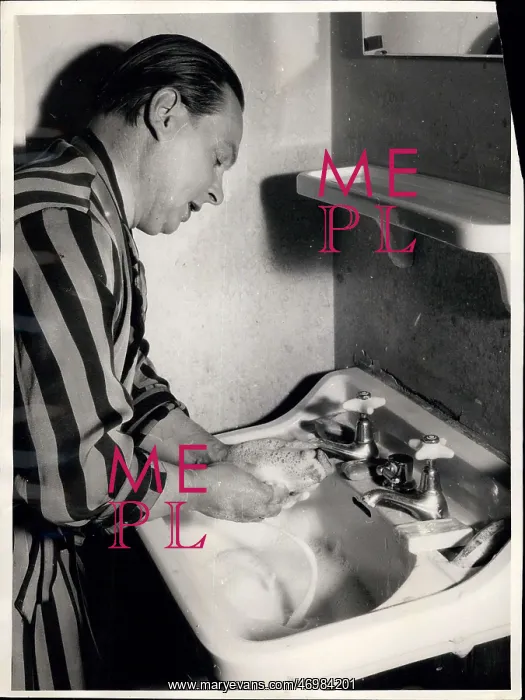 : Pastello washes hands after theatre performance : Pastello washes hands after theatre performance