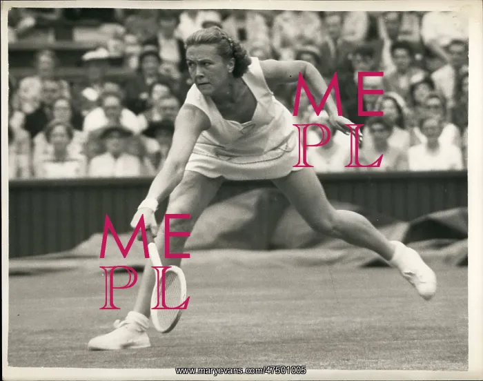 : Pat Ward in tennis match at Wimbledon : Pat Ward in tennis match at Wimbledon