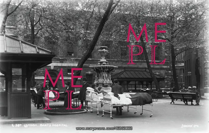 : Patients in the Courtyard of Barts Hospital : Patients in the Courtyard of Barts Hospital