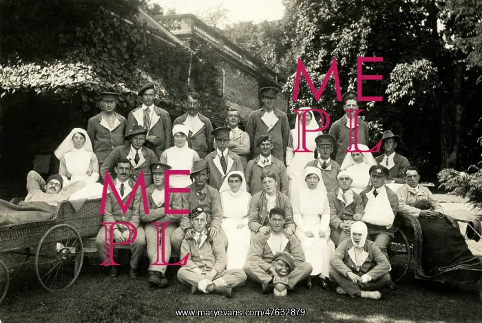 : Patients and nurses in garden at Quex Park : Patients and nurses in garden at Quex Park