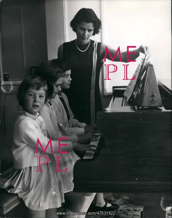 : Patricia Longmore and daughters at the piano : Patricia Longmore and daughters at the piano