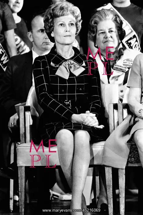 : Patricia Nixon, is impeccable in posture ? : Patricia Nixon, is impeccable in posture ?