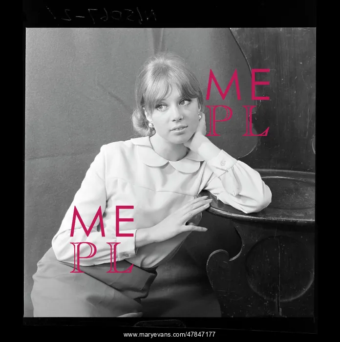 : Pattie Boyd - With Guitar - Studio shoot : Pattie Boyd - With Guitar - Studio shoot