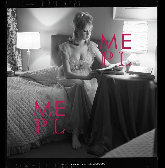 : Pattie Boyd - Nightdress shoot : Pattie Boyd - Nightdress shoot