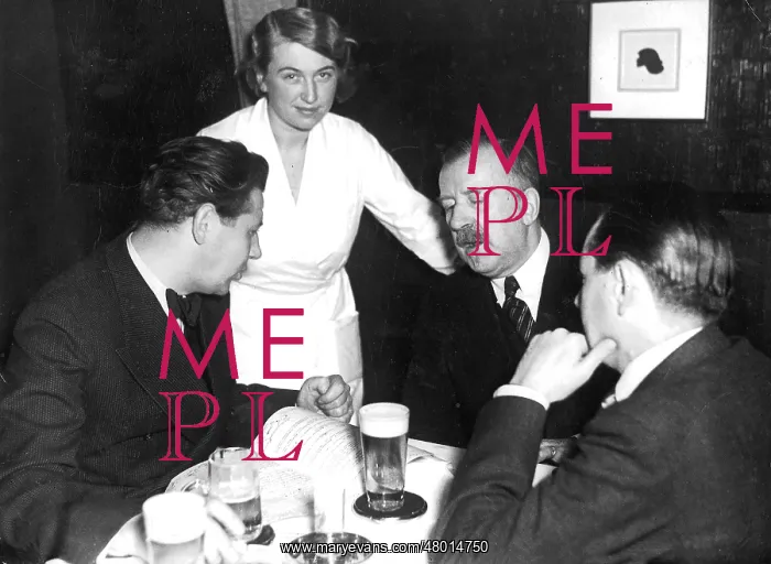 : Paul Hoerbiger and Heinrich Mann in a conversation : Paul Hoerbiger and Heinrich Mann in a conversation