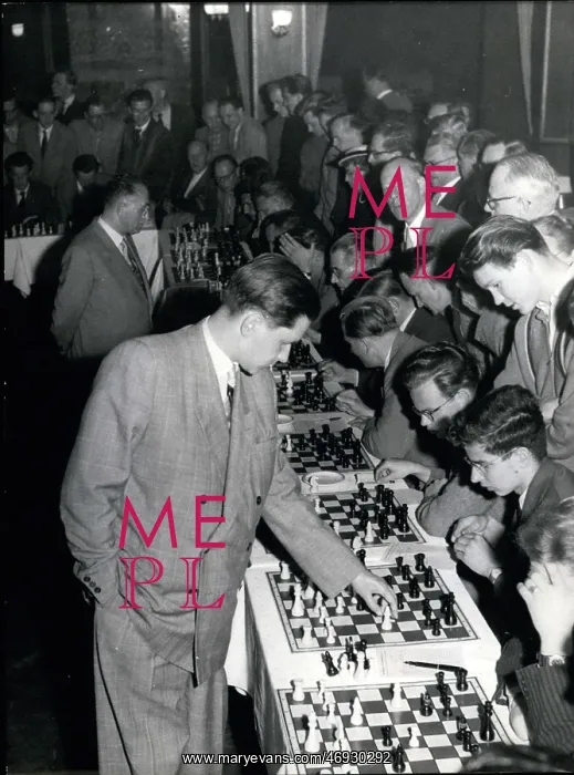 : Paul Keres plays 24 simultaneous chess matches, Hamburg : Paul Keres plays 24 simultaneous chess matches, Hamburg
