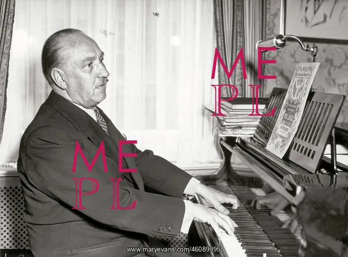 : Paul Lincke sitting at the piano : Paul Lincke sitting at the piano