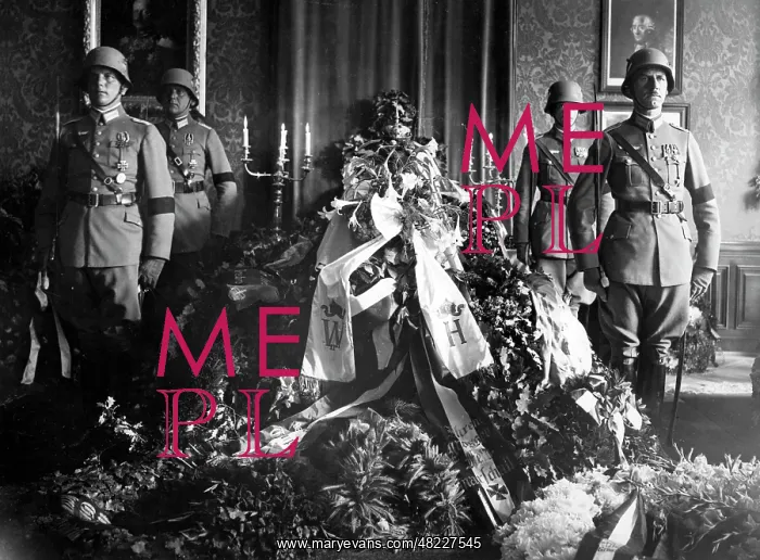 : Paul v. Hindenburg : Paul v. Hindenburg