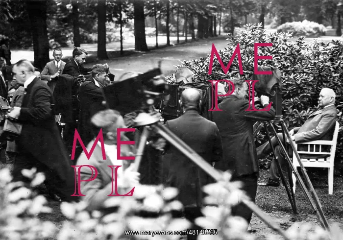 : Paul von Hindenburg surrounded by photographers, 1925 : Paul von Hindenburg surrounded by photographers, 1925